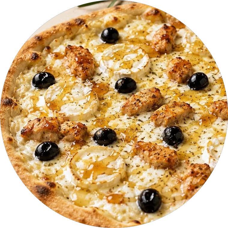 Pizza chèvre-miel : crème fraîche, mozzarella, poulet mariné, fromage de chèvre, olives noires et miel